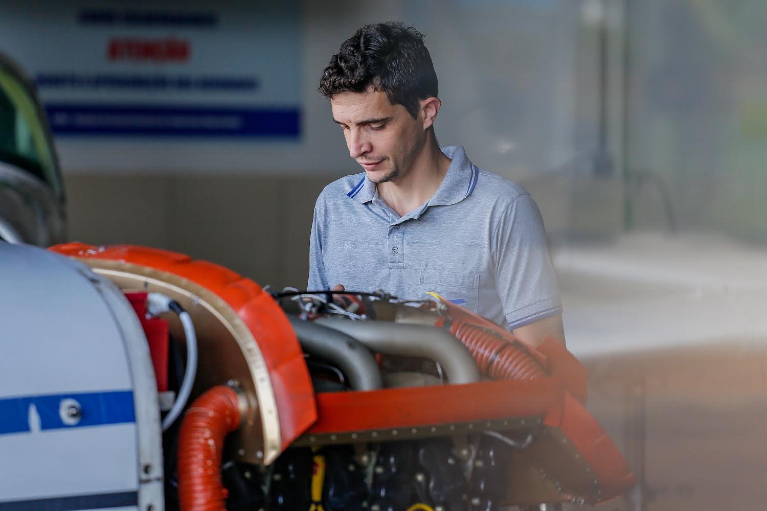 Técnico da Goiás Aviação inspecionando motor de aeronave